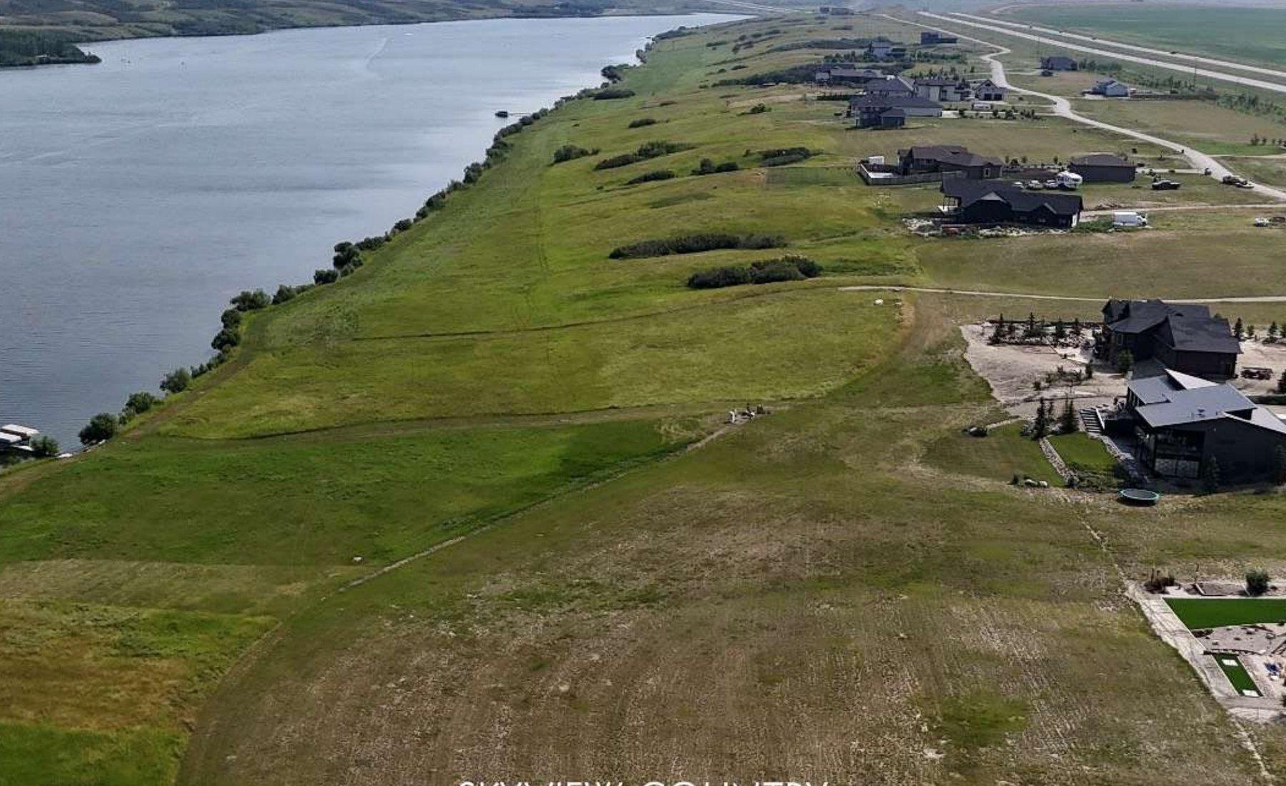 Open lakefront lots along the shoreline